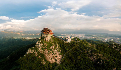 浙江臺(tái)州溫嶺市的樓旗尖,是當(dāng)?shù)氐貥?biāo)性建筑,被稱為小布達(dá)拉宮。當(dāng)天爬到山頂,無(wú)人機(jī)頻頻被鷹騷擾,差點(diǎn)被叼走,還好有驚無(wú)險(xiǎn),可惜還是錯(cuò)過(guò)了最美的朝霞。